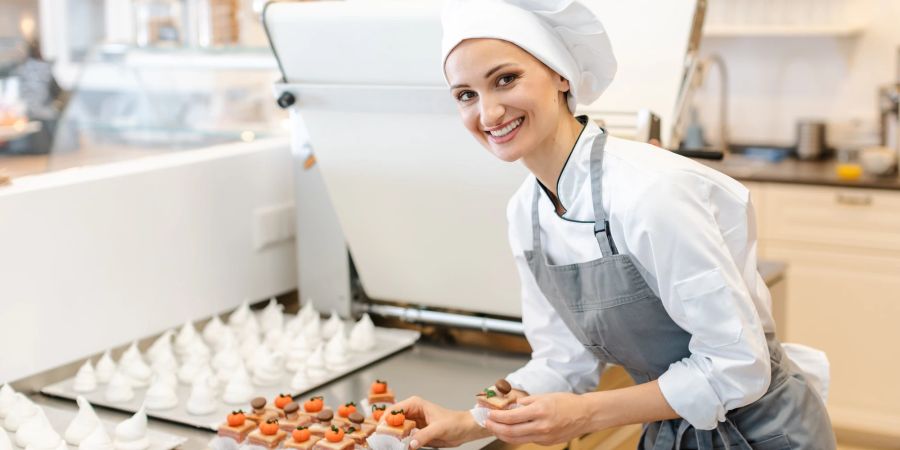 Konditorin in der Bäckerei