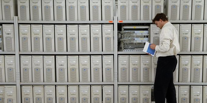 Ein Informatiker bei seiner Arbeit im Computerraum des Europäische Kernforschungszentrum CERN. (Archivbild) quantencomputer, cern