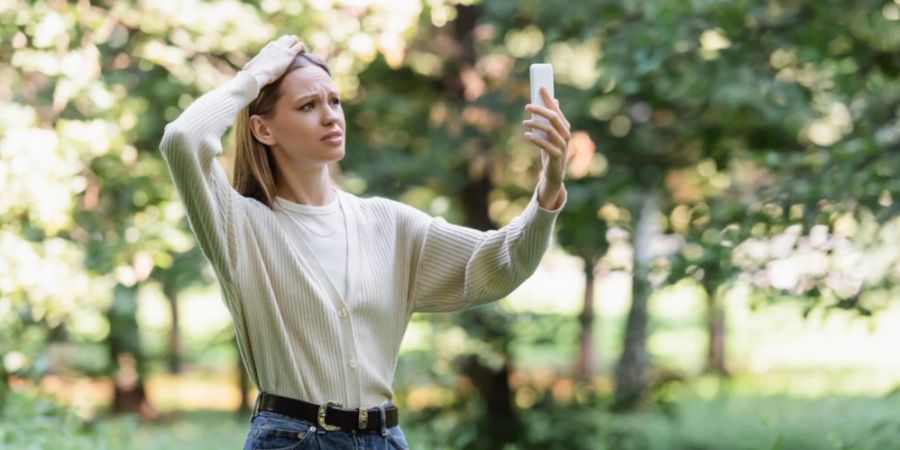 Frau panisch Smartphone verzweifelt