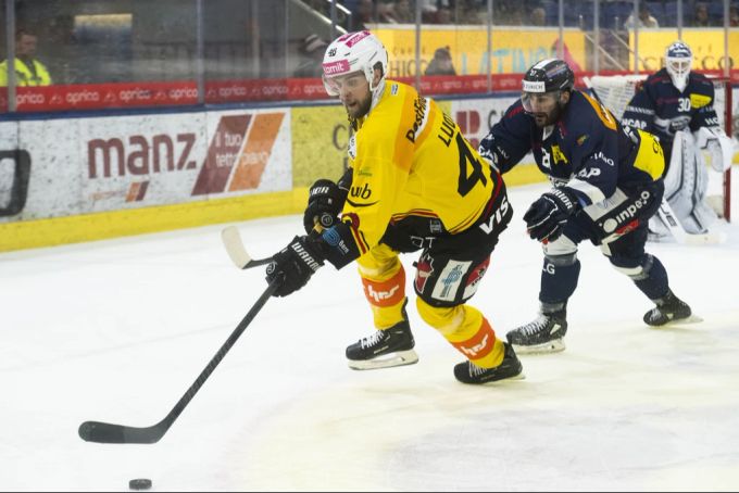 Joona Luoto verfehlt gegen Ambri das leere Tor. SCB