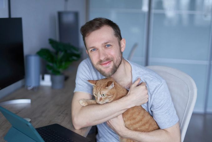 Den Hund nehmen schon viele mit ins Büro, warum also nicht auch die Katze? Katze, Büro, Mitarbeiter