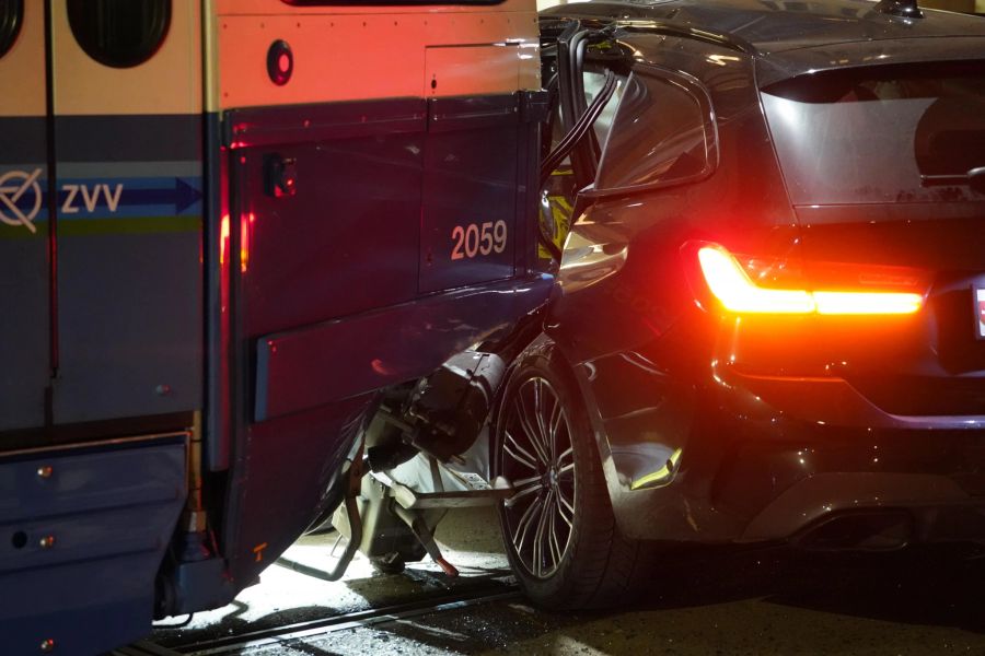 Der Personenwagen wurde dabei stark beschädigt.