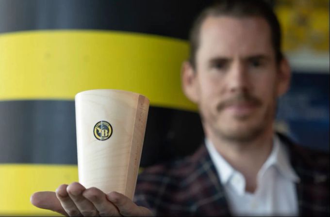 YB-CEO Wanja Greuel mit einem der neuen Holz-Trinkbecher, die ab Februar im Wankdorf zum Einsatz kommen sollen. bsc young boys