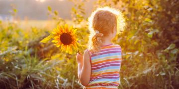 Kind mit Sonnenblume