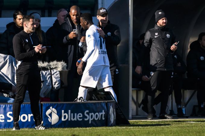 Cheick Condé vom FCZ verlässt den Platz nach seiner Roten Karten gegen Yverdon. FCZ