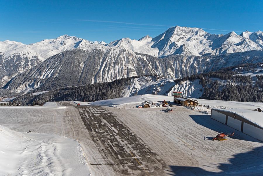 Beim Courchevel Altiport landet man mitten im Bergpanorama.