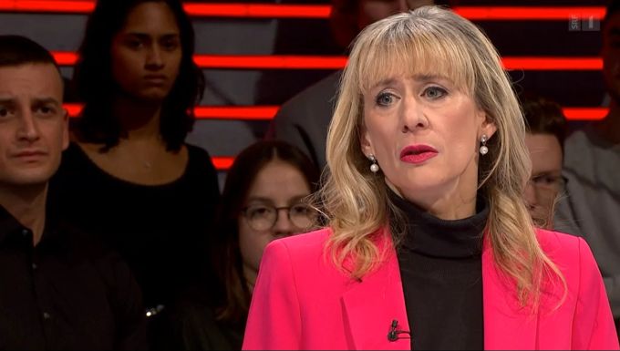 SP-Nationalrätin Priska Seiler Graf hält in der «Arena» fest, dass sie bei Investitionen für die Armee auf die Bremse drücken möchte. «Arena»
