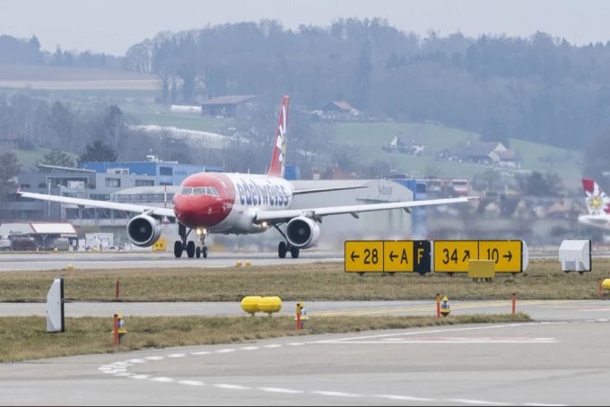 Ein Flugzeug der Edelweiss startet auf Piste 28 des Flughafens Zürich. (Archivbild) Flugzeug Edelweiss Piste 28