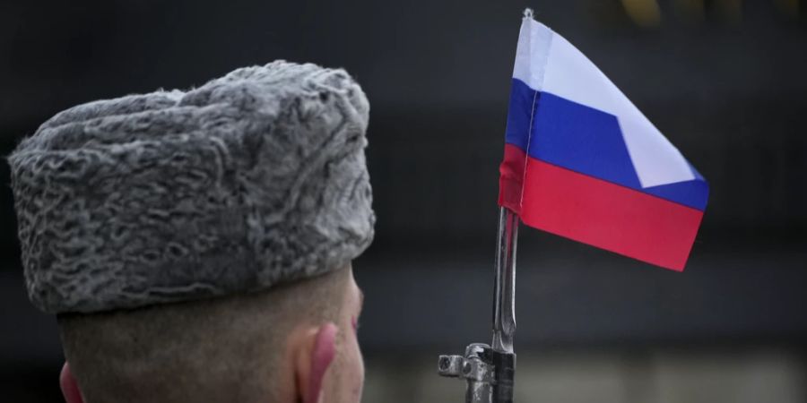 Russischer Soldat mit Flagge