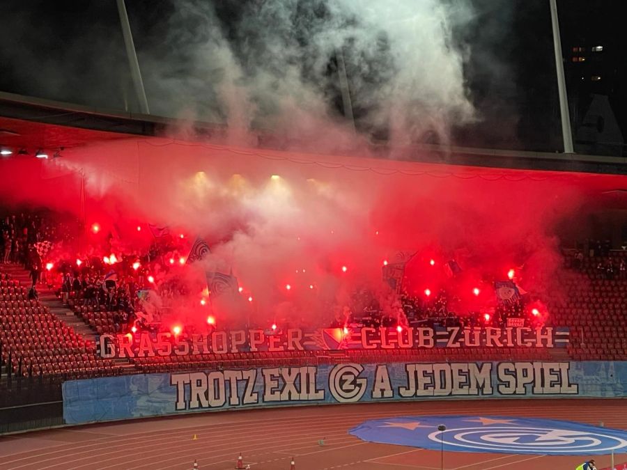 Die Fankurve des Grasshopper Club Zürich begrüsst die Teams nach der Pause mit zahlreichen Pyros.