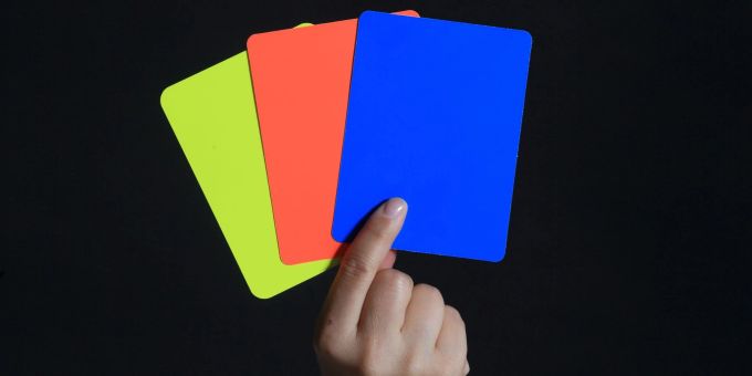 Einem Medienbericht zufolge soll im Fussball die Blaue Karte getestet werden. Einem Medienbericht zufolge soll im Fussball die Blaue Karte getestet werden.