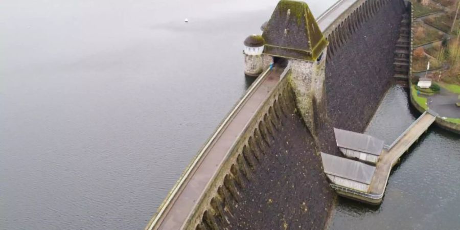 Luftaufnahme der Möhnetalsperre. Künstlich angelegte Staudämme, Wehre und Schleusen beeinträchtigen den Wasserfluss von Flüssen. Foto: Julian Stratenschulte/dpa