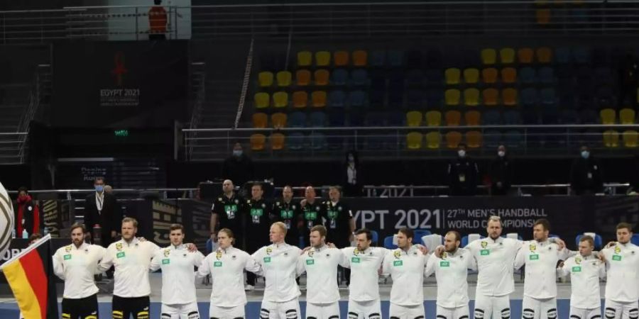 Gegen Spanien muss ein Sieg her, soll das Viertelfinale nicht in weite Ferne rücken: Die deutschen Spieler bei der Nationalhymne. Foto: Hazem Ismail/XinHua/dpa