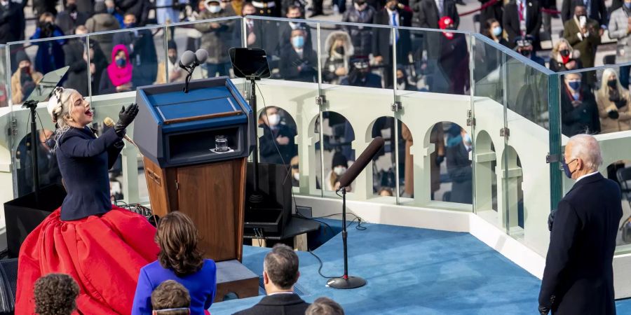 Joe Biden sieht Lady Gaga beim Auftritt zu.