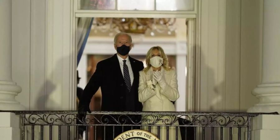 US-Präsident Joe Biden und First Lady Jill Biden nach der Amtseinführung auf dem Balkon des Weissen Hauses. Foto: Evan Vucci/AP/dpa