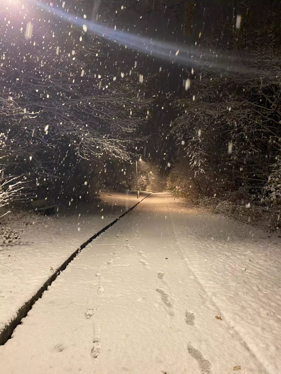 Am frühen Dienstagmorgen schneite es noch immer ziemlich stark.