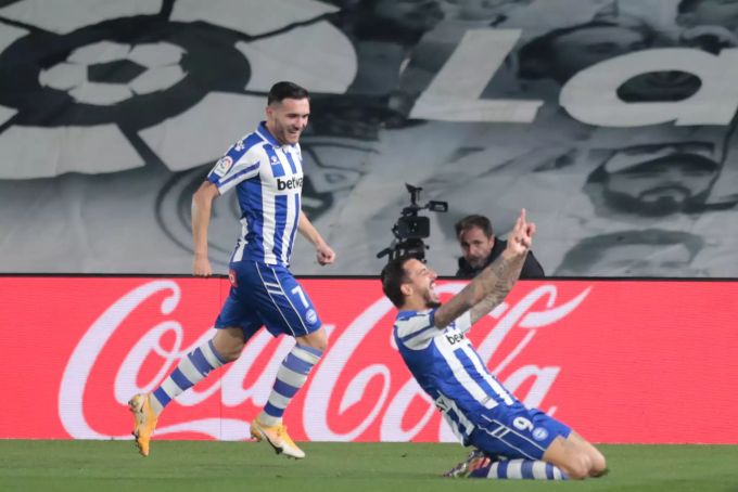 Joselu (re.) feiert sein Tor zum 2:0 für Alaves gegen Real Madrid Real Madrid Alaves Joselu