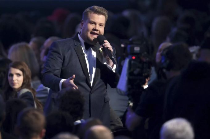 Der Moderator James Corden spricht an den Grammy-Awards 2018. james corden grammy