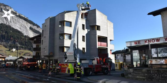 Die Feuerwehr hatte den Kaminbrand in Flims GR schnell unter Kontrolle. Feuerwehr Flims Brand