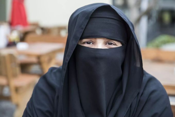 Steinemann (SVP): «Niqab und Selbstbestimmung stehen im totalen Widerspruch.» Frau mit Burka.