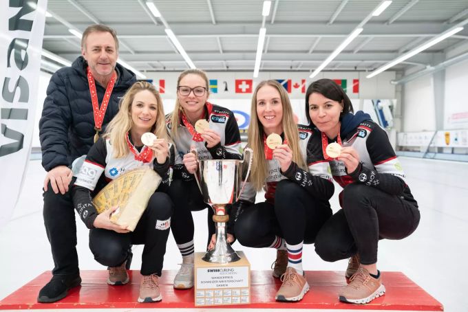 Die Aargauerinnen freuen sich über den Schweizermeistertitel. Curling