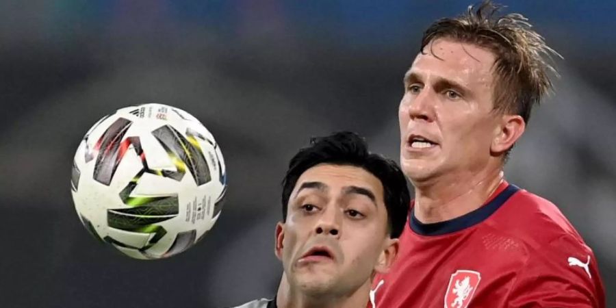 Alles im Blick: Nadiem Amiri und Borek Dockal kämpfen um den Ball. Foto: Robert Michael/dpa-Zentralbild/dpa