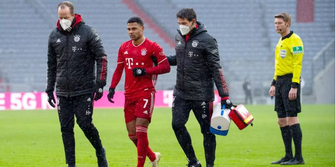 Schon nach einer halben Stunde muss Serge Gnabry von Bayern München raus. Bayern München