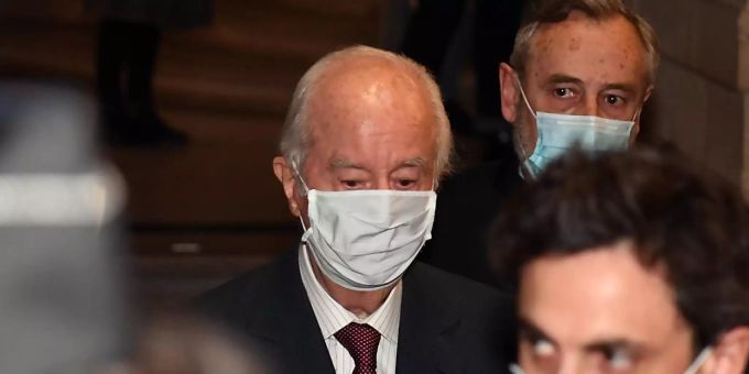 Edouard Balladur, ehemaliger Premierminister von Frankreich, kommt in den Gerichtshof. Balladur muss sich seit dem 19. Januar 2021 in einer Schwarzgeld-Affäre vor dem Gerichtshof der Republik verantworten. Foto: Alain Jocard/AFP/dpa balladur