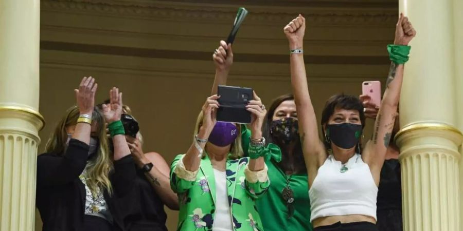 Frauen feiern im Senat, nachdem das Gesetz zur Liberalisierung der Abtreibung verabschiedet wurde. Foto: Prensa Senado/telam/dpa