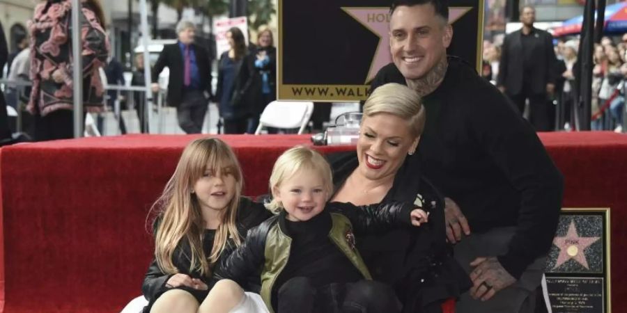 Pink hat im letzten Jahr einen Stern auf dem Hollywood Walk of Fame bekommen. Mit dabei: Ehemann Carey Hart und die Kinder Willow Sage (l) und Jameson Moon. Foto: Phil Mccarten/Invision/AP/dpa