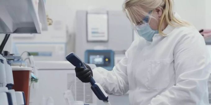 Mitarbeiterin des US-Pharmakonzerns Moderna, die an der Herstellung eines Corona-Impfstoffs arbeitet. Foto: Moderna/PA Media/dpa Mitarbeiterin des US-Pharmakonzerns Moderna, die an der Herstellung eines Corona-Impfstoffs arbeitet. Foto: Moderna/PA Media/dpa