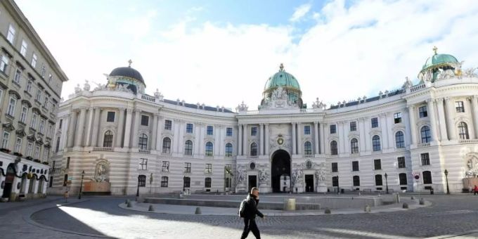 Ein Mann geht über den leeren Michaelerplatz in Wien. Für rund drei Wochen ist Österreich nun wieder im Corona-Lockdown. Foto: Helmut Fohringer/APA/dpa österreich