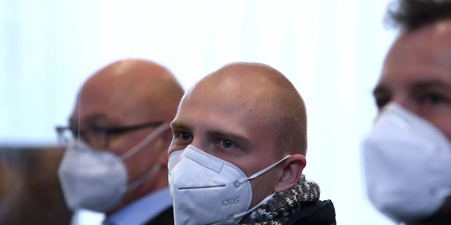 Der Angeklagte Stephan Balliet (M) sitzt zu Beginn des 20. Prozesstages zwischen seinen Verteidigern Hans-Dieter Weber (l) und Thomas Rutkowski im Landgericht. Foto: Ronny Hartmann/dpa-Zentralbild/dpa