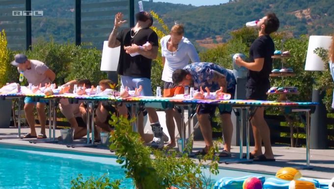 «Bachelorette 2020»: Die Männer müssen die Babyflachen austrinken. «Bachelorette 2020»