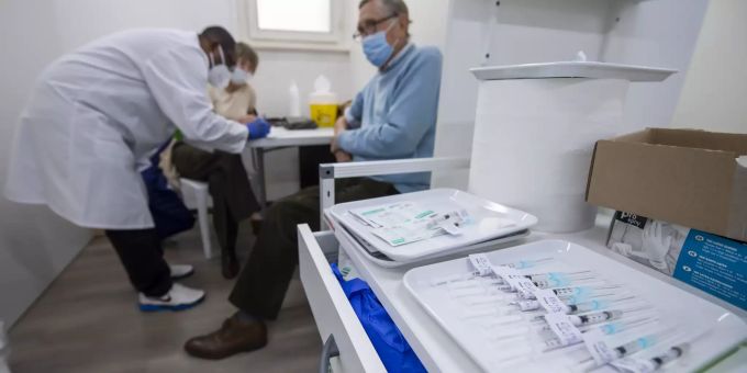 Spritzen mit dem Corona-Impfstoff von Pfizer/Biontech liegen in einem Impfzentrum in Genf bereit, bevor ein Krankenpfleger ein Paar gegen das Coronavirus impft. Coronavirus - Schweiz