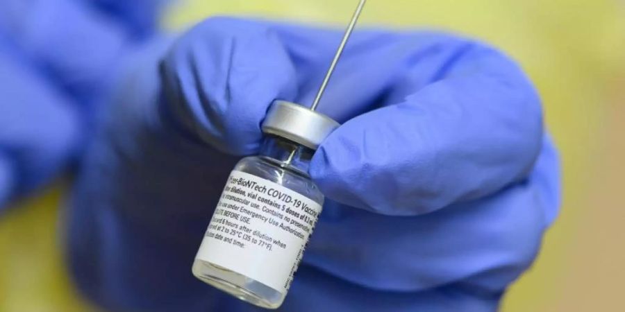 Ein Injektionsfläschchen mit dem Impfstoff gegen das Coronavirus. Foto: Robert Michael/dpa-Zentralbild/dpa
