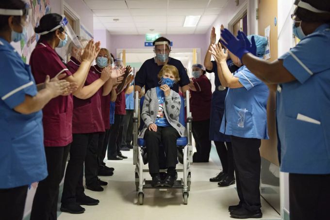Das Spitalpersonal applaudiert Margaret Keenan, nachdem die 90-Jährige als erste Person weltweit den zugelassenen Corona-Impfstoff erhalten hat. Virus Outbreak Britain