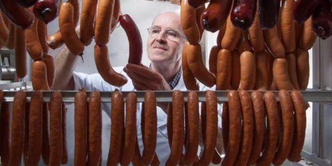 Seit mehr als 400 Jahren wird im Kanton Zürich am Fastnachtsdienstag der Schüblig-Ziischtig gefeiert.