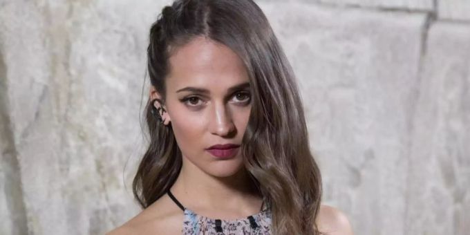 Selten: Alicia Vikander mit ihrem kleinen Baby unterwegs