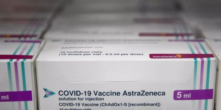 Berichte über eine geringe Wirksamkeit des Corona-Impstoffs bei Senioren werden vom Hersteller Astrazeneca dementiert. Foto: Andrew Matthews/PA Wire/dpa