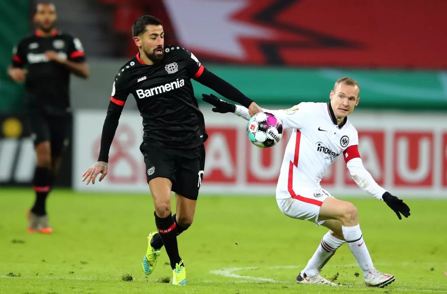 Kerem Demirbay (l.) kämpft mit Frankfurt-Captain Sebastian Rode (r.) um den Ball.