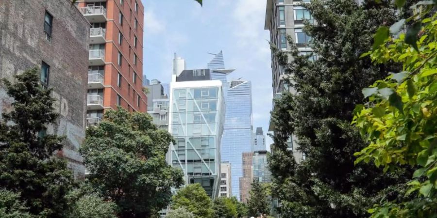 Der Fussgängerhochweg «High Line» soll bald um mehrere Hundert Meter erweitert werden und bis zum Bahnhof Penn Station reichen. Foto: Frank Franklin II/AP/dpa