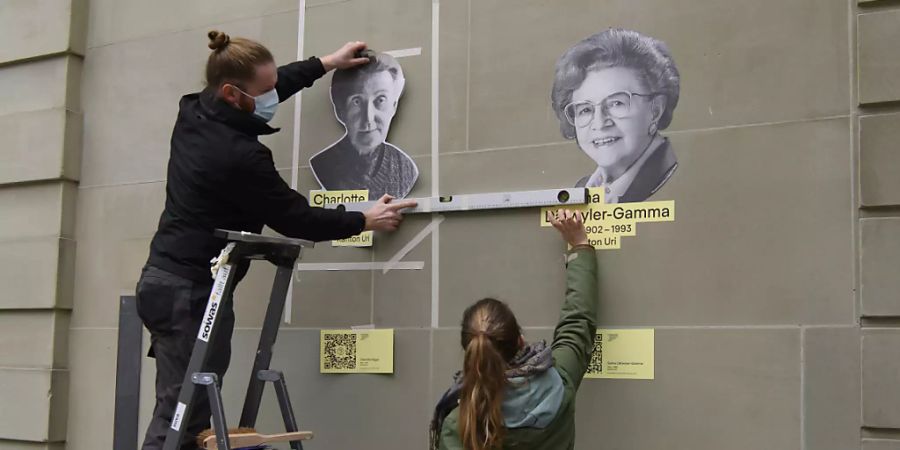 Letzte Vorbereitungsarbeiten für die Hommage an die Vorkämpferinnen für das Frauenstimm- und Wahlrecht.