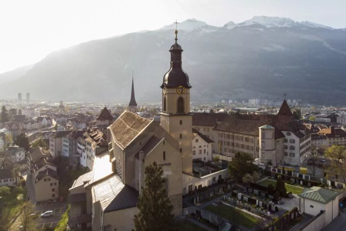 Blick auf den Churer Hof mit der Kirche St. Maria Himmelfahrt. churer bistum