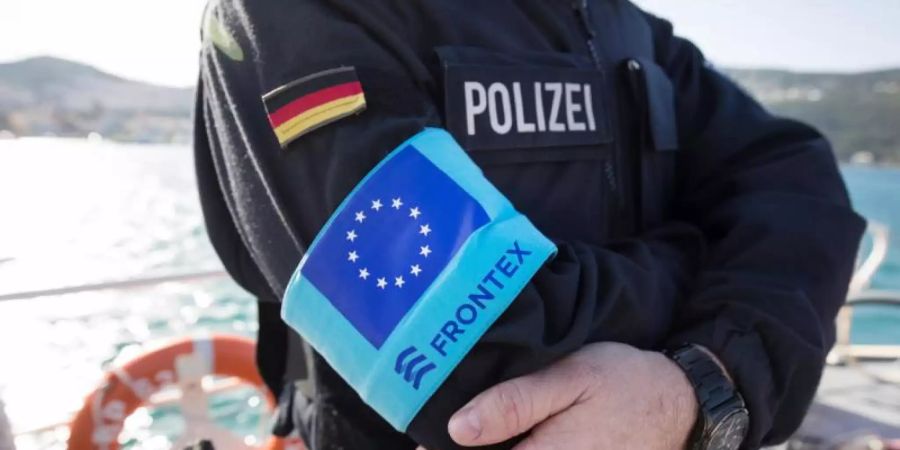 Ein Beamter der deutschen Bundespolizei im Frontex-Einsatz auf der griechischen Insel Samos. Foto: Christian Charisius/dpa