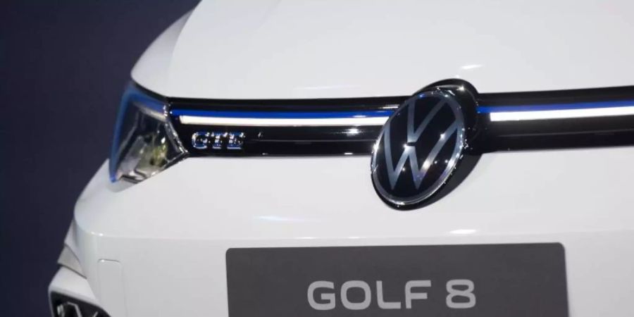 Volkswagen will bei rund 56.000 Exemplaren des Golf 8 Software-Probleme mit einem Update beheben. Foto: Julian Stratenschulte/dpa