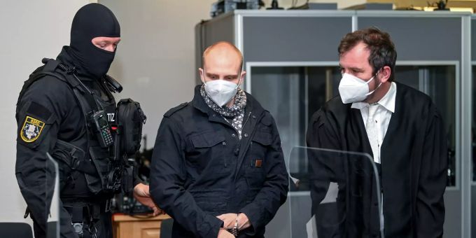 Die Bundesanwaltschaft wirft dem Attentäter von Halle 13 Straftaten vor, unter anderem Mord und versuchten Mord. halle (saale)