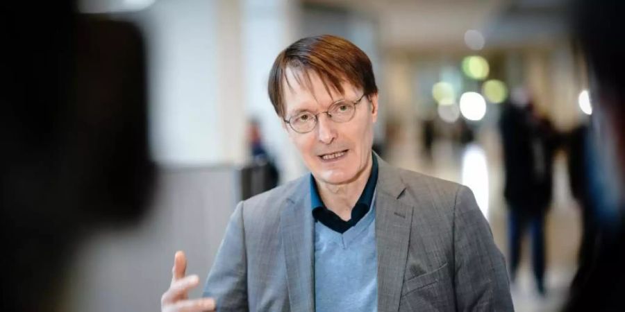 Der Impfstoff des britischen Konzerns sei «sicher und gut», so Karl Lauterbach. Foto: Kay Nietfeld/dpa