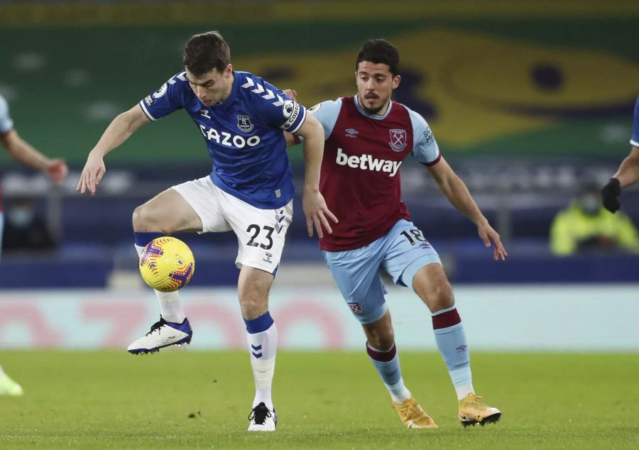 Seamus Coleman (l.) verteidigt den Ball im Spiel gegen West Ham United in der Premier League.