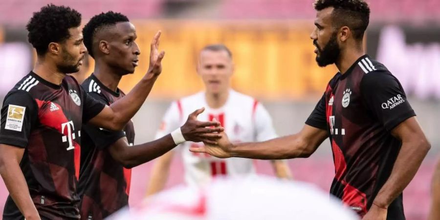 Bayerns Torschütze Serge Gnabry, Bouna Sarr und Eric Maxim Choupo-Moting (l-r) bejubeln den Treffer zum 2:0. Foto: Marius Becker/dpa-Pool/dpa